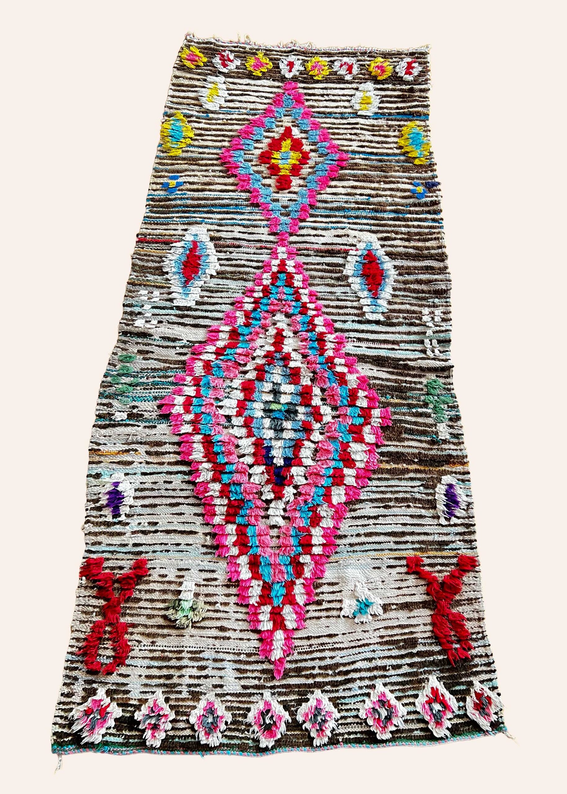 Vintage Azilal tæppe i røde, blå og lyserøde nuancer med håndvævede geometriske mønstre – 84 x 196 cm