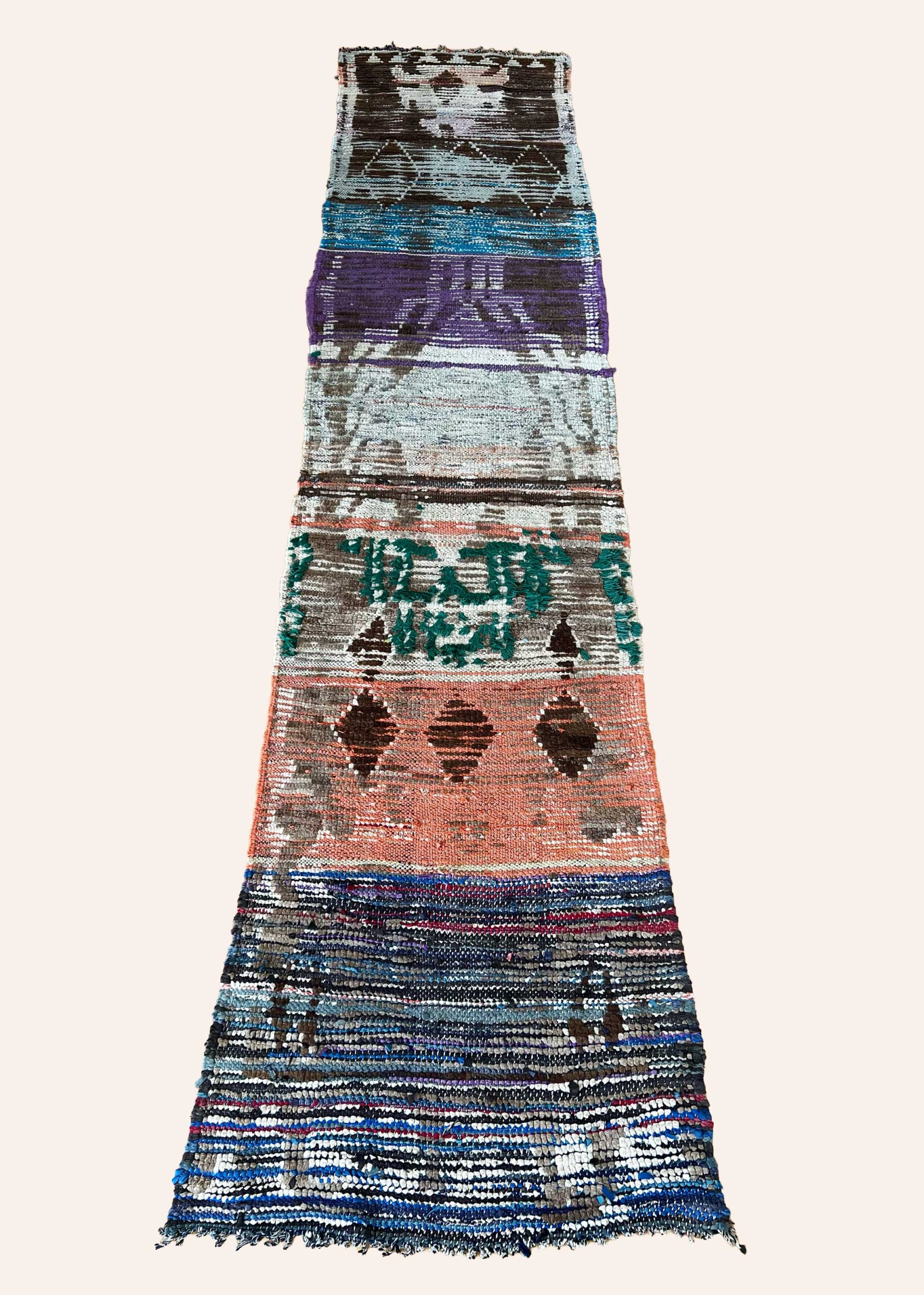 Autentisk vintage Boujaad-løber fra Marokko håndvævet i traditionelle amazigh mønstre og varme røde nuancer. Et unikt marokkansk vintagetæppe med masser af karakter, tekstur og håndlavet charme.